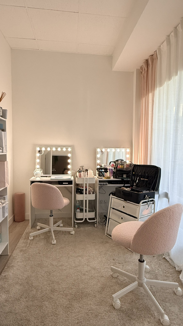 Estudio de Isa Carrera con dos tocadores con espejo de luces, donde se realizan las pruebas de maquillaje y peinado de novia